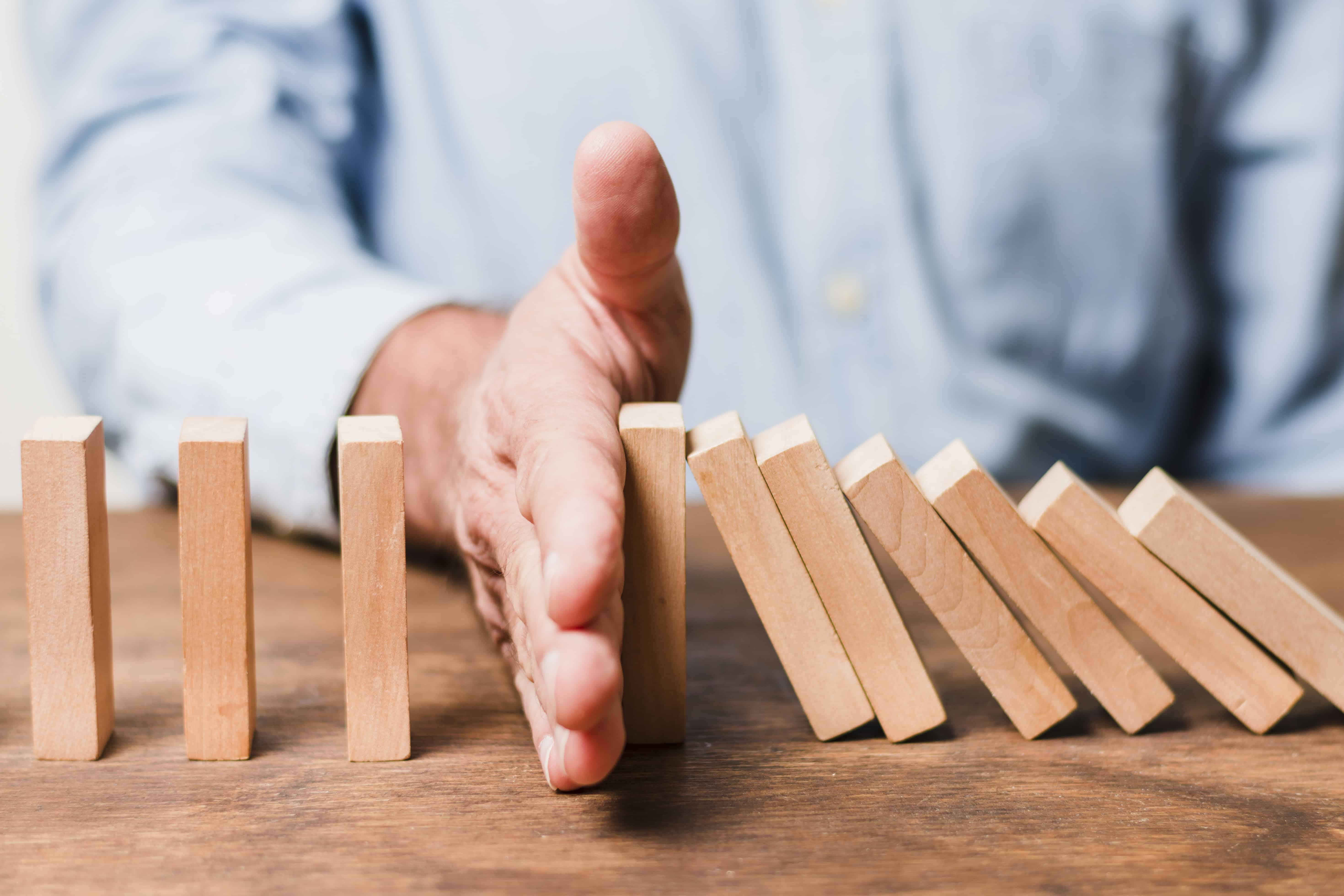Balayer la chute de dominos pour illustrer la prévention des addictions.