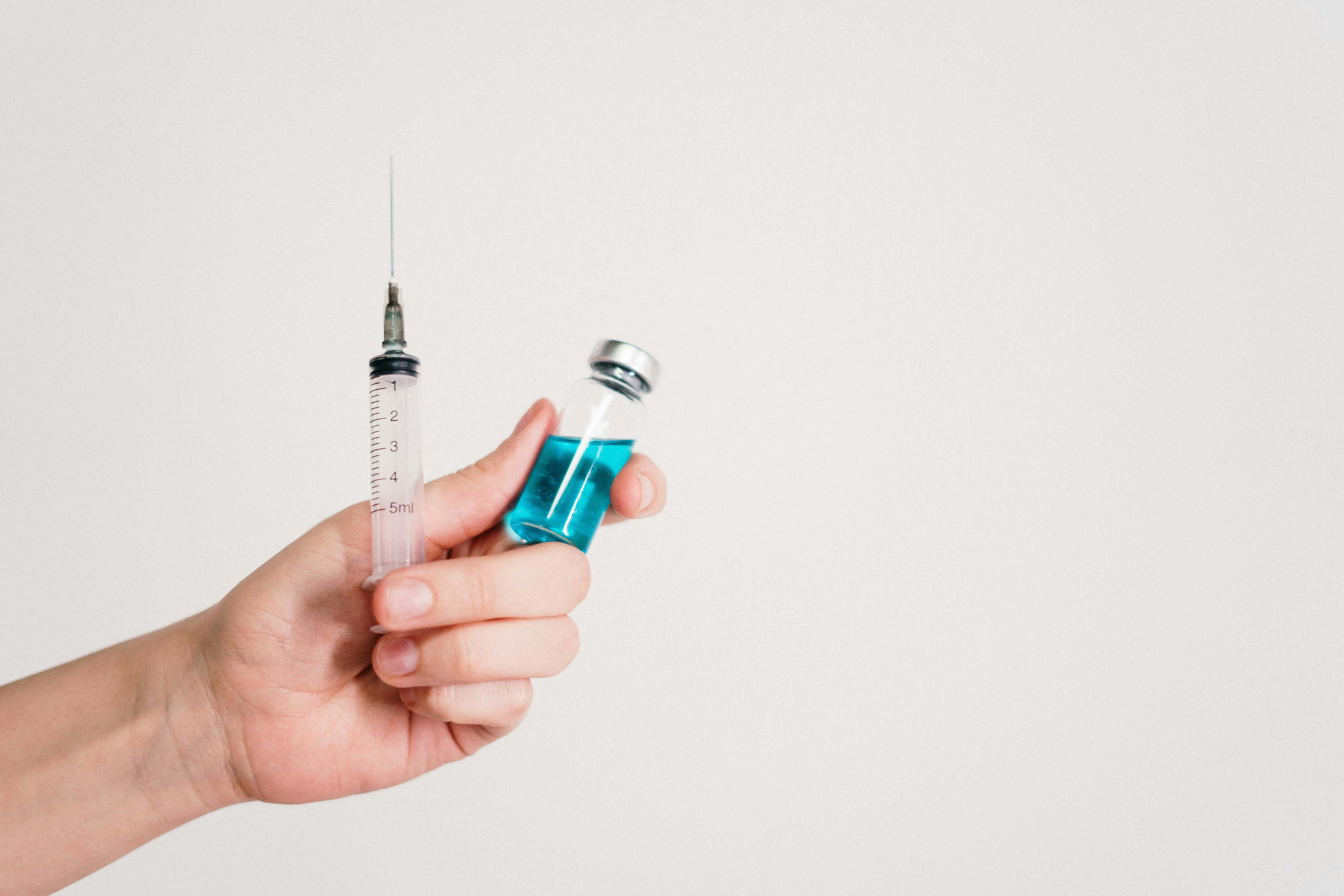 Syringe et flacon de vaccin pour injection sécurisée.